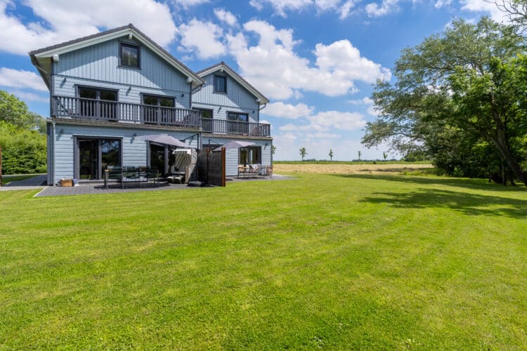 ein Haus mit Rasen und Bäumen