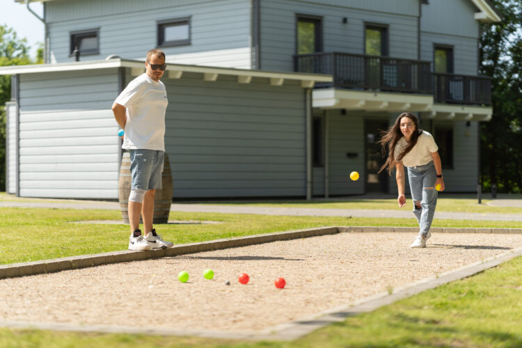 ein Mann und eine Frau spielen Boccia