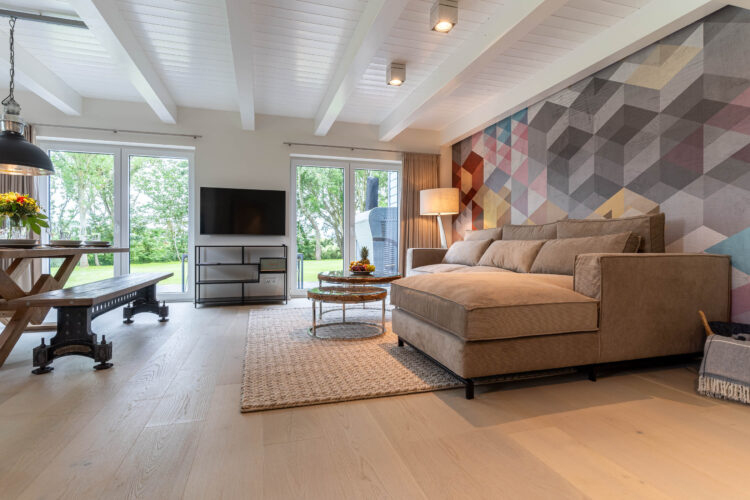 ein Wohnzimmer mit einem Sofa und einem Tisch