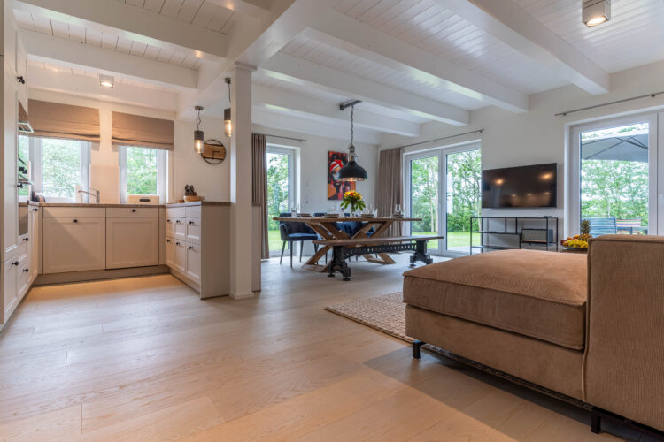 einen Raum mit einem Tisch und Stühlen