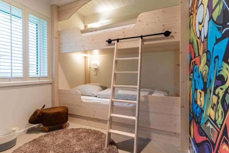 ein Etagenbett mit einer Leiter