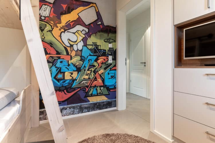 eine mit Graffiti beschmierte Wand