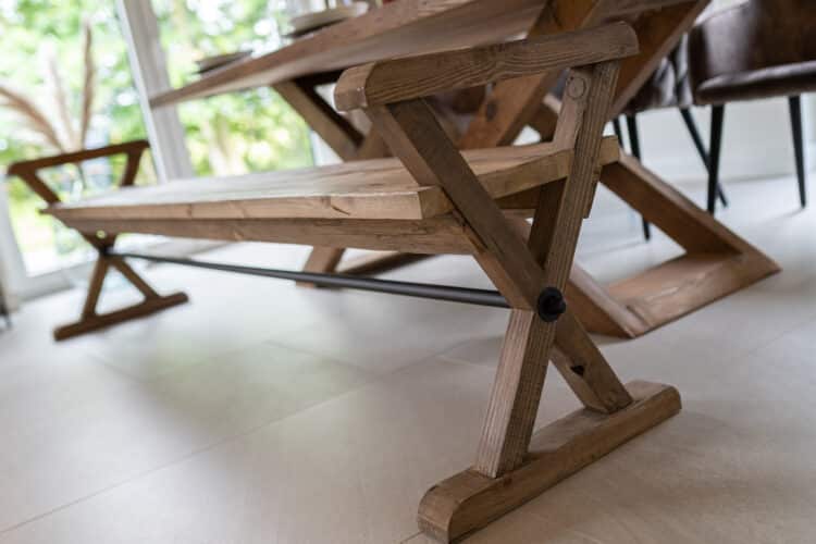 eine Holzbank mit einer Metallstange